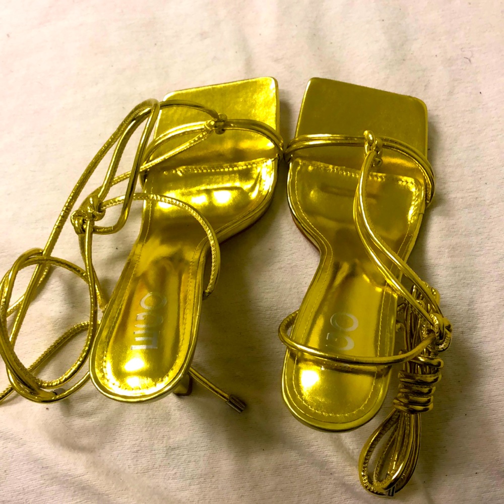 EGO heels.. never been worn.. very good condition